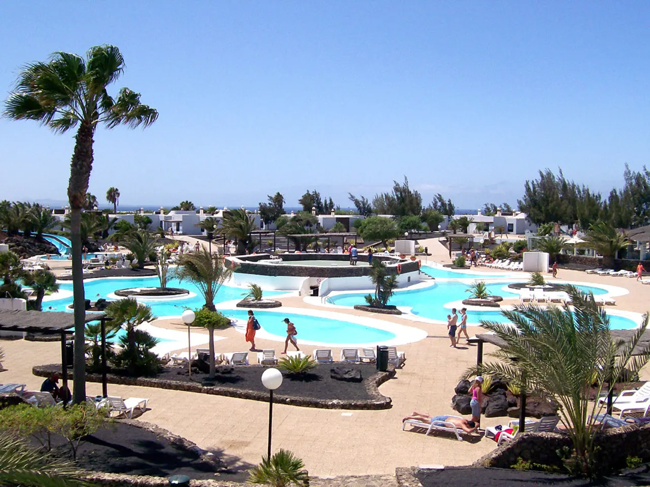 Efficient Operation Management at Virtual Assistant Resort – No Need for Permanent Hiring