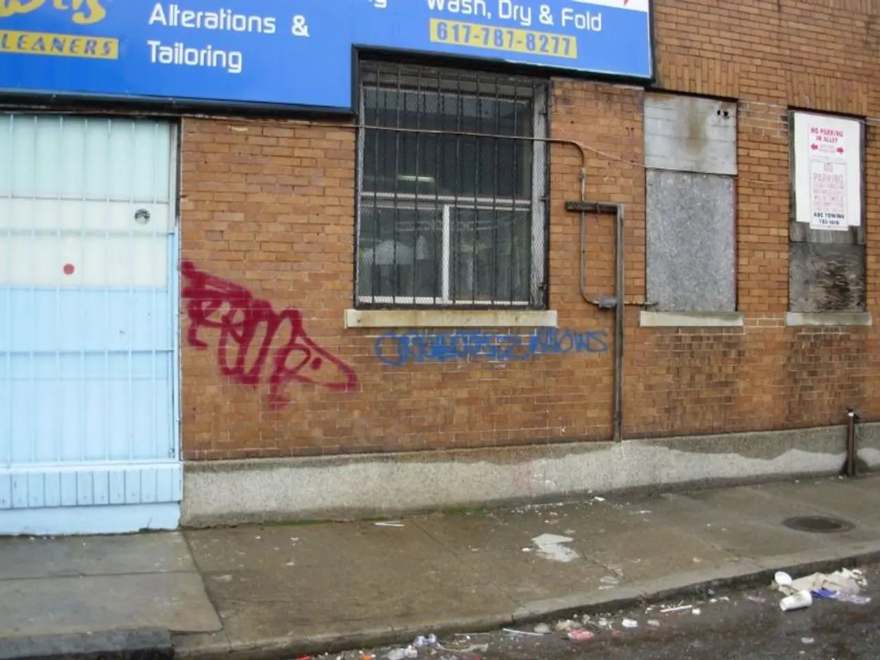 Employing a Doubly Linked List for Deque Data Structure Construction