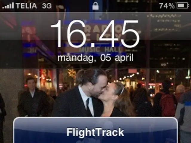 Google may be developing a comparable feature to Samsung's Now Bar, based on existing information.