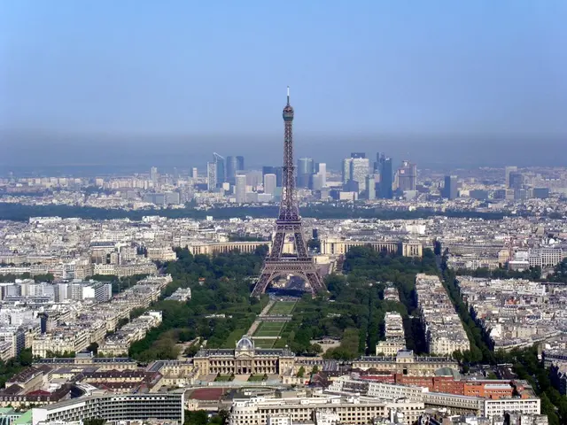 Summer expansion of the Eiffel Tower revealed
