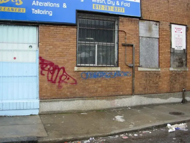 Employing a Doubly Linked List for Deque Data Structure Construction